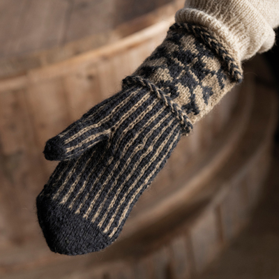 Smide - stickade vantar