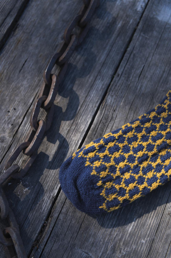 Arabesque - mönsterstickad socka