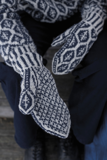 Lövfall – mönsterstickade vantar