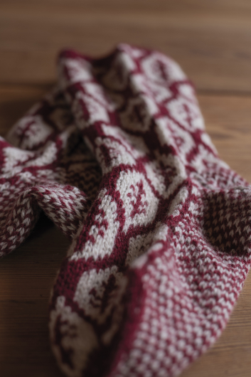 Lövfall – mönsterstickade sockor  