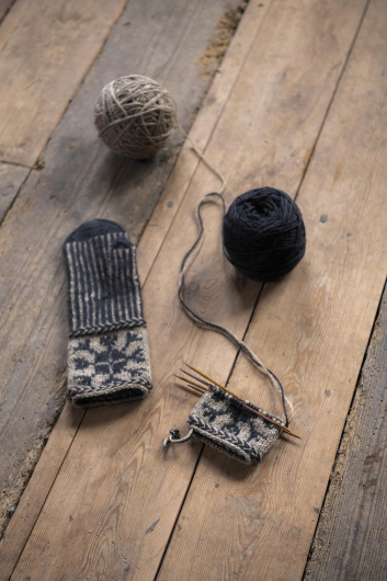 Smide - stickade vantar