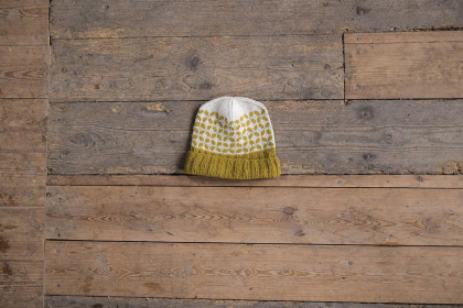 Grannlåt - stickad mössa