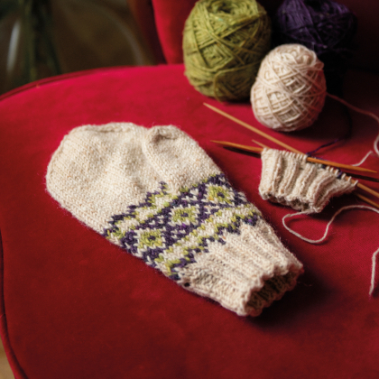 Gardenia - mönsterstickade vantar