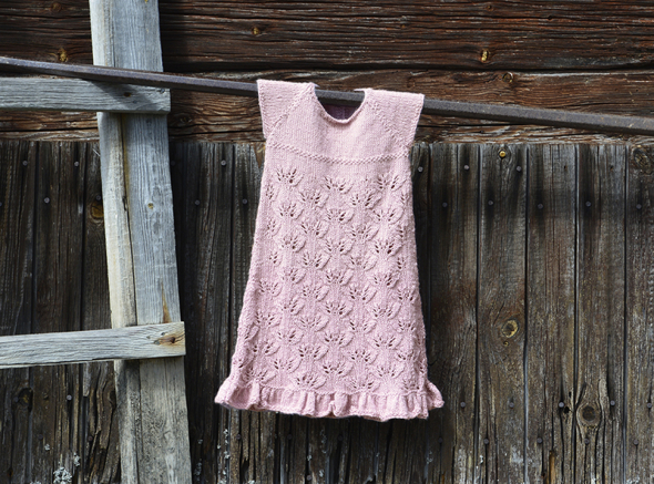 Hilma – mönsterstickad barn- och babyklänning