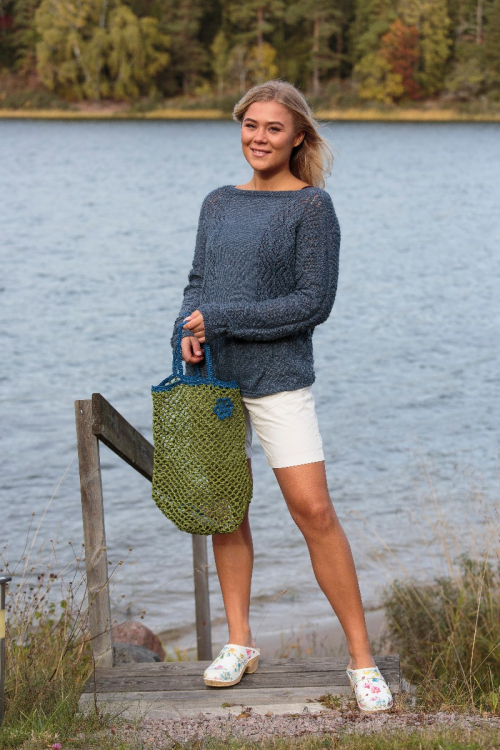 Virkad nätkasse med blomma