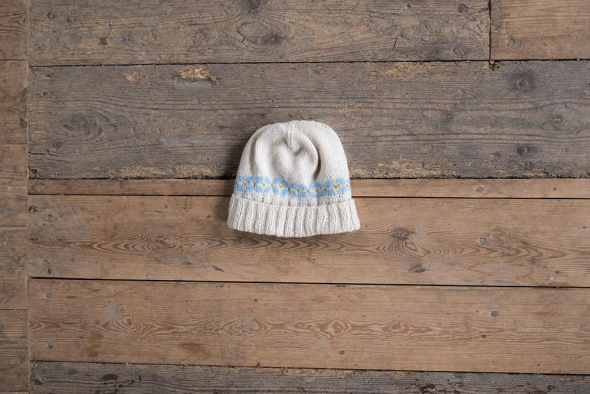 Grannlåt - stickad mössa