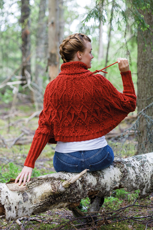 Cape/swoncho med flätor och ärmar samt löstagbar krage 