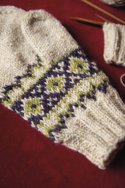 Gardenia - mönsterstickade vantar