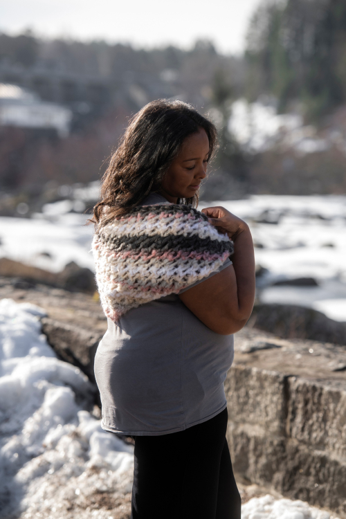 Stickad trekantssjal