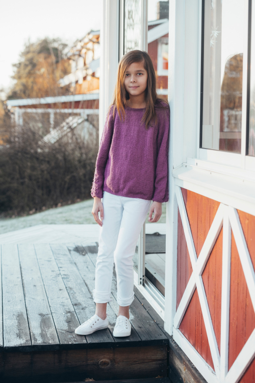 Höstpromenad - barntröja med mönsterstickade ärmar 