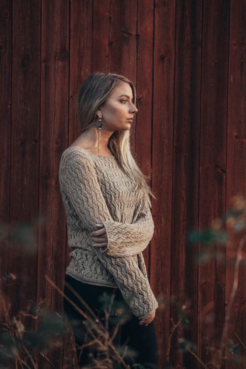 Spetsstickad damtröja med isydd ärm