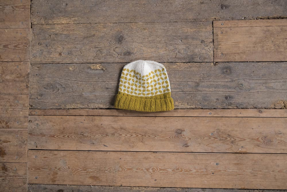 Grannlåt - stickad mössa