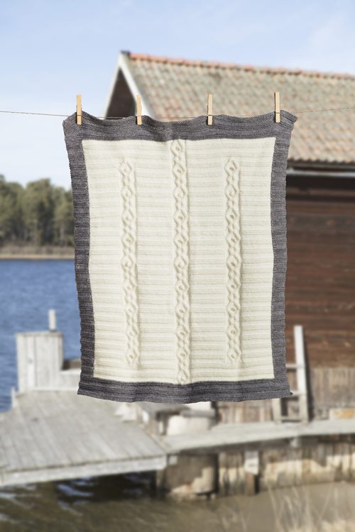 Babytröja, mössa med tofs och matchande filt 