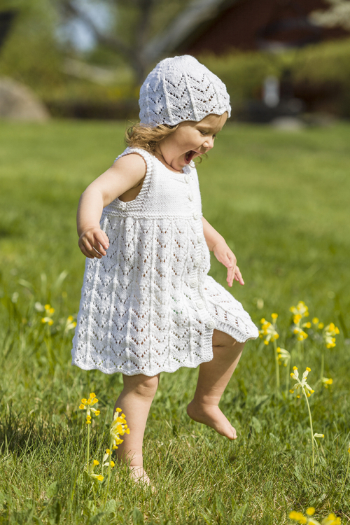 Somrig klänning, kofta och mössa till baby